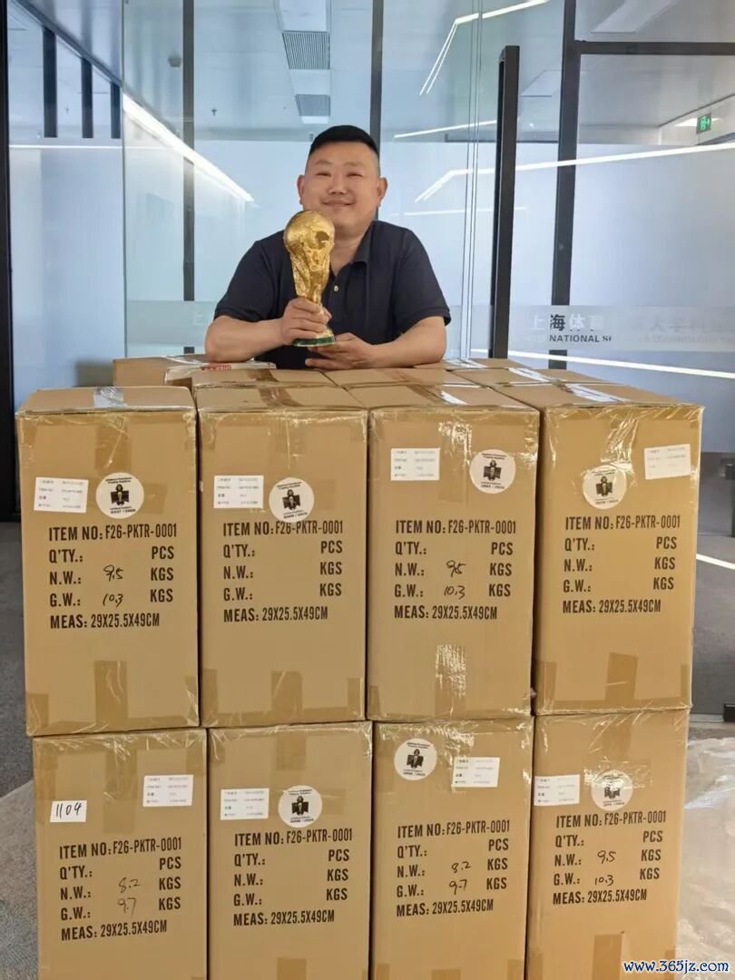 熊小锋与自家公司的任性神杯复成品合影。受访者供图